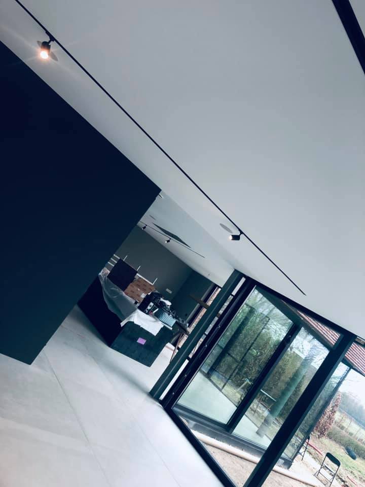 Strak gepleisterd plafond met spanplafond-afwerking door Perfect Building